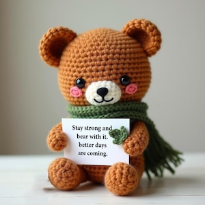 Peluche ours au crochet - Cadeau inspirant « Restez forts » - Amigurumi forestier fait main avec écharpe et carte de vœux - Jouet réconfortant - Potadorables