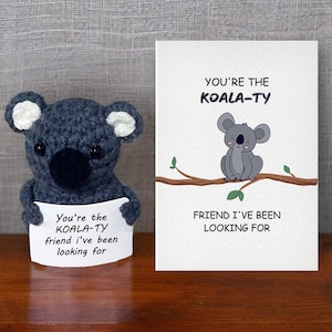 Carte de tenue de koala amicale faite main, koala au crochet de l'amitié, koala tricoté avec citation d'amitié, cadeau de réconfort, décoration au crochet, cadeau bff