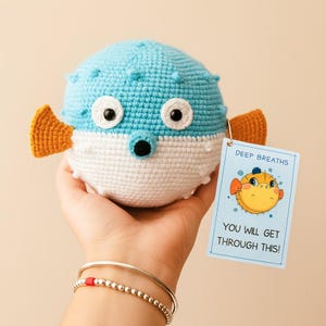 Peluche de pez globo de crochet hecho a mano: "Respiraciones profundas", regalo para aliviar el estrés, decoración para el salpicadero del coche, tarjeta con frase positiva, amigurumi oceánico único