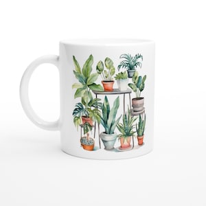 Könnte beinhalten: Weiße Keramiktasse mit einer Aquarellillustration verschiedener Topfpflanzen. Das Design zeigt verschiedene grüne Blätter und braune Töpfe und schafft so ein botanisches Thema. Die Tasse hat einen gebogenen Griff und eine glatte, glänzende Oberfläche.