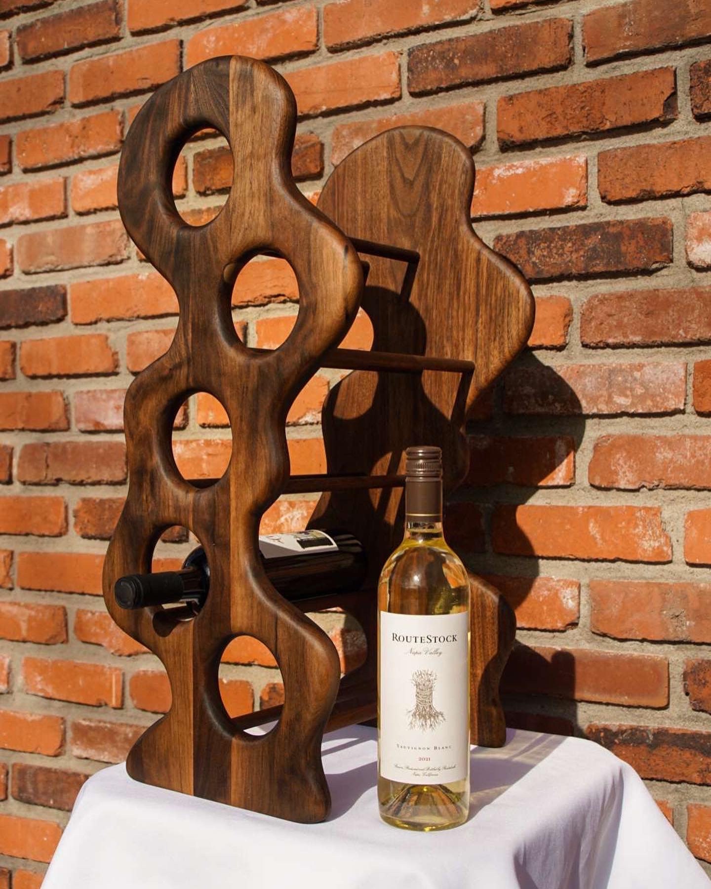 新品mDesign Modern Decorative Metal Wine Bottle Storage Organizer Rack Holder  Level Design Wall Mount Bronze