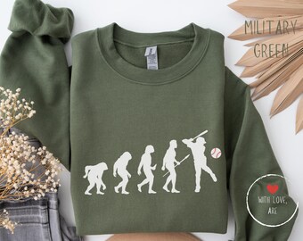 Könnte beinhalten: Ein grünes Sweatshirt mit einer weißen Grafik der Evolution von Baseballspielern. Die Grafik enthält einen Baseball und den Text "With Love, Are".