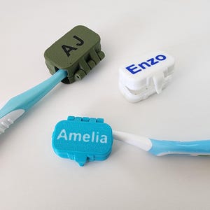 Housse de brosse à dents de voyage personnalisée - Prénom personnalisé - Tailles bébé, enfant et adulte - Cadeau parfait pour les voyageurs