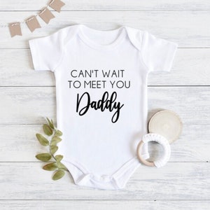 Onesie | Bodysuit | Can&#39;t Wait to Meet You Daddy | Husband Pregnancy Reveal | Boyfriend Pregnancy Reveal Baby Announcement Ideas | Hi Daddy