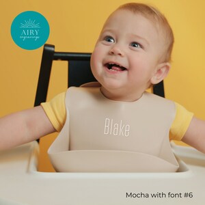 Babero para bebé color tostado grabado con tinta blanca, babero con nombre, babero para niños pequeños, babero personalizado, babero de silicona, babero verde