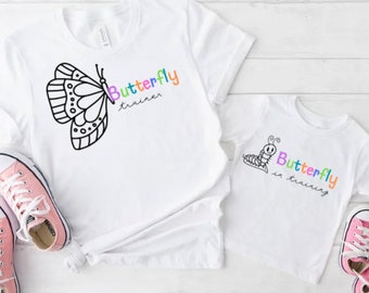 Schmetterlingsmutter und Kleinkind im Training Kombi-Kurzarm-T-Shirt