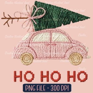 Peut inclure: Une voiture rose avec un sapin de Noël vert attaché sur le dessus. La voiture a des roues beiges et des accents blancs. Les mots "HO HO HO" sont en lettres rouges pixélisées en dessous de la voiture. L'image comprend également le texte "PNG FILE • 300 DPI".