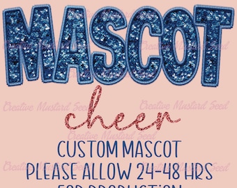 Könnte beinhalten: Eine digitale Grafik mit dem Wort MASCOT in großen, dunkelblauen Blockbuchstaben mit Paillettenstruktur. Darunter steht das Wort cheer in einer roségoldenen Glitzerschrift. Der Text CUSTOM MASCOT PLEASE ALLOW 24-48 HRS FOR PRODUCTION steht darunter.
