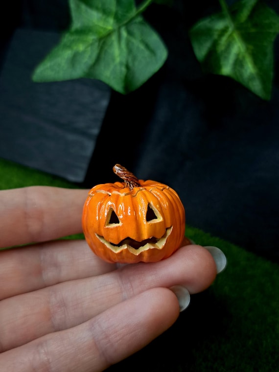 Dollhouse Polymer Clay Jack‑o’-Lantern Mini Pumpkins, Porcelain look – Handmade Halloween Miniature Decor