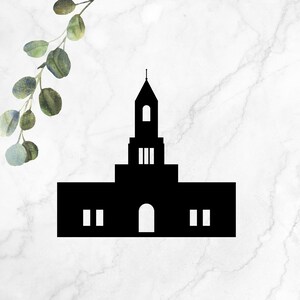 Könnte beinhalten: Schwarze Silhouette eines Kirchengebäudes mit einem hohen Turm und einem großen Bogenportal. Das Gebäude hat drei Fenster auf jeder Seite des Portals.