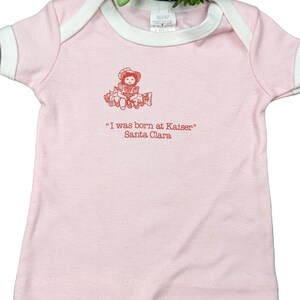 Vintage jaren &#39;80 jaren &#39;90 Baby Girl Pink Shirt Geboren in Kaiser Santa Clara Hospital Sz 6m