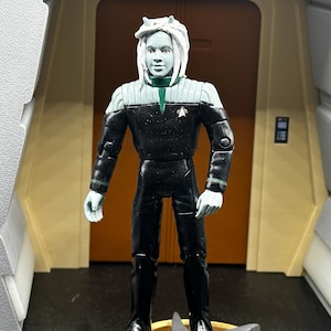 Ensign Thirishar Ch’Thane from DS9 Book Line