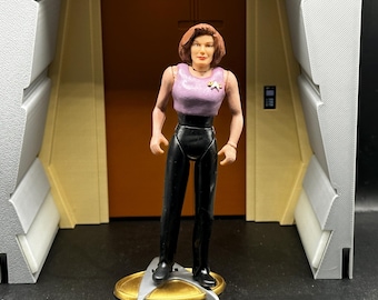 Captain Katherine Janeway from "Year of Hell"  with pocket watch [Star Trek Voyager - Wave 1]