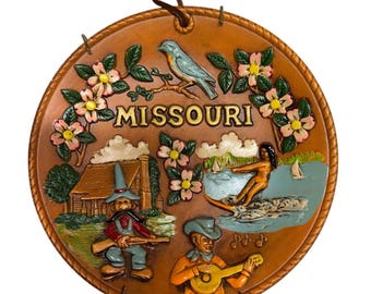 Vintage Missouri Souvenir Wall Hanging Plate 3D Embossed Faux Leather Decor 8"