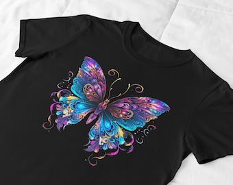 Maglietta con farfalla multicolore, maglietta con grafica vibrante a farfalla, maglietta artistica ispirata alla natura, design di insetti colorati, abbigliamento da festival boho, unisex.