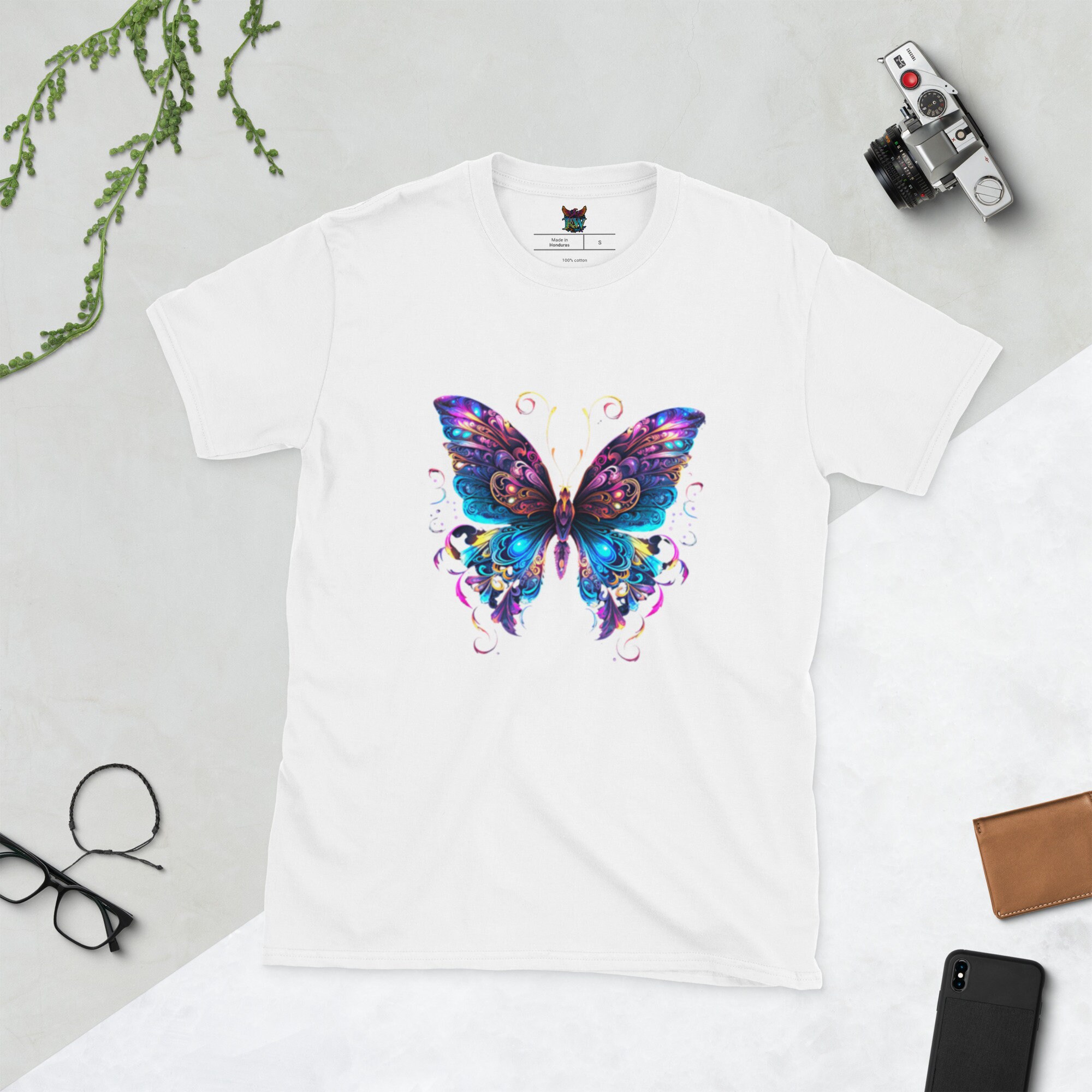 マルチカラーのバタフライTシャツ、鮮やかなバタフライグラフィックT 