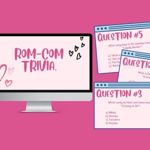 Puede incluir: Una pantalla de ordenador que muestra el texto "ROM-COM TRIVIA."  Tres tarjetas coloridas con el texto "QUESTION #1", "QUESTION #3" y "QUESTION #5" se muestran en el fondo. Las tarjetas contienen preguntas de opción múltiple sobre comedias románticas.