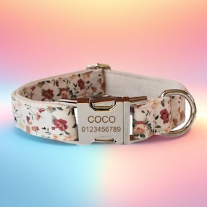 Witte hondenhalsband en riem met bloemenprint en vlinderstrik: gepersonaliseerde, gegraveerde huisdierenset