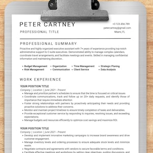 Puede incluir: Un currículum vitae para Peter Cartney, asistente ejecutivo con más de 7 años de experiencia. El currículum destaca sus habilidades en gestión de presupuestos, gestión de riesgos, organización, comunicación, gestión del tiempo, servicio al cliente, planificación estratégica y análisis de datos. El currículum también incluye su experiencia laboral y educación.