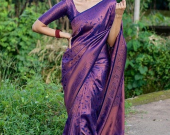 Saree en soie douce lichi riche de couleurs pâles et jacquard sur l'ensemble du sari