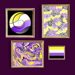 Puede incluir: Cuatro imágenes enmarcadas en una pared morada. La imagen superior izquierda tiene un diseño de espiral amarillo, morado y blanco. La imagen superior derecha tiene un diseño de espiral negro y blanco sobre un fondo amarillo y morado. La imagen inferior izquierda tiene un diseño abstracto de mármol morado y amarillo. La imagen inferior derecha tiene un diseño de rayas horizontales amarillo, blanco y morado.