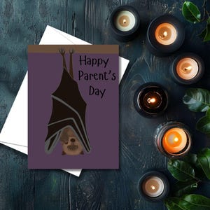 Niet-binaire ouderdag is 20 april! Vier de non-binaire gothic-ouder in je leven met deze superleuke vleermuiskaart. Downloaden en afdrukken