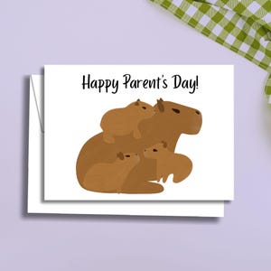 Non-binary Parent's Day is de 3e zondag in april! Leuke Capybara-ouderdagkaart, download en print vandaag nog, variaties voor 1, 2 of 3 kinderen