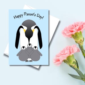 Könnte beinhalten: Eine blaue Karte mit einer Pinguinfamilie darauf. Die Elternpinguine halten ihre drei Pinguinbabys fest. Die Karte lautet "Happy Parent's Day!"