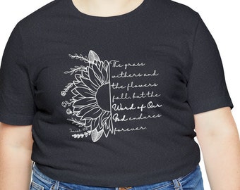 Może przedstawiać: Szary t-shirt z nadrukiem białego słonecznika i tekstem "Trawa usycha, a kwiaty więdną, ale słowo naszego Boga trwa na wieki." Izajasza 40:8