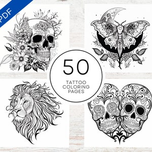 Op de afbeelding: Een set van 50 tattoo kleurplaten met zwart-wit illustraties van een schedel met bloemen, een mot met een halve maan, een leeuw en twee suiker schedels in de vorm van een hart.