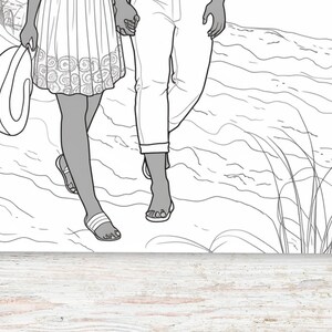 Pu&ograve; includere: Illustrazione in bianco e nero di due persone che si tengono per mano e camminano su una spiaggia. Una persona indossa un vestito e sandali, l'altra indossa pantaloni e sandali. Un cappello &egrave; tenuto in una mano.