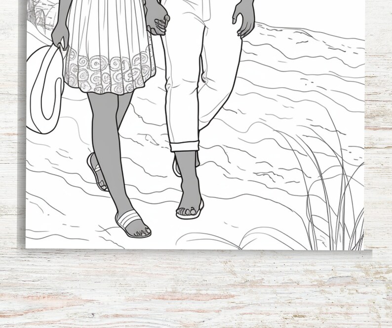Pu&ograve; includere: Illustrazione in bianco e nero di due persone che si tengono per mano e camminano su una spiaggia. Una persona indossa un vestito e sandali, l'altra indossa pantaloni e sandali. Un cappello &egrave; tenuto in una mano.