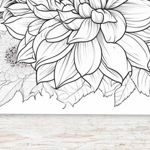 Puede incluir: Un dibujo en blanco y negro de una flor grande con m&uacute;ltiples p&eacute;talos. La flor est&aacute; rodeada de flores y hojas m&aacute;s peque&ntilde;as.