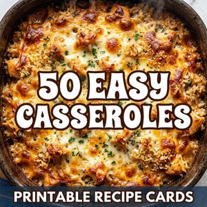 Peut inclure: Un plat de cuisson rond rempli d'un gratin de poulet et de riz doré au fromage et parsemé d'herbes. Le texte 50 EASY CASSEROLES est centré en blanc avec un contour marron foncé, et PRINTABLE RECIPE CARDS figure en bas.