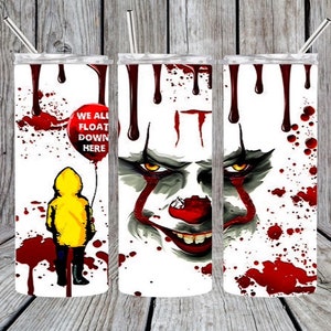 Può includere: Tre bicchieri in acciaio inossidabile con sfondo bianco e schizzi di sangue rosso. Il bicchiere centrale presenta un primo piano di Pennywise il clown del film "IT" con il testo "IT" in rosso. Il bicchiere a sinistra presenta un bambino con un impermeabile giallo che tiene un palloncino rosso con il testo "We all float down here". Il bicchiere a destra presenta un primo piano dell'occhio di Pennywise.