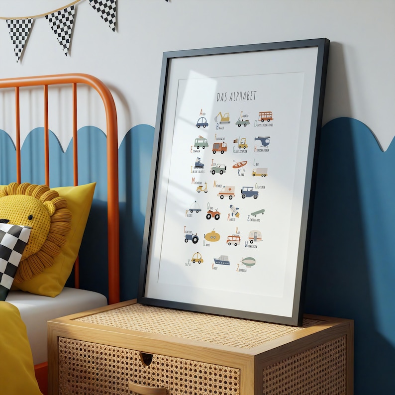 Może przedstawiać: Czarny plakat w ramie z białym tłem i kolorowymi ilustracjami pojazd&oacute;w. Plakat przedstawia alfabet niemiecki z tytułem "Das Alphabet" u g&oacute;ry.