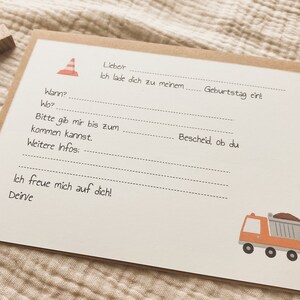 May include: A brown card with a construction cone and a truck illustration. The card has the text "Liebe/r Ich lade dich zu meinem...... Geburtstag ein! Bitte gib mir bis zum kommen kannst. Weitere Infos: Ich freue mich auf dich! Deinve Bescheid, ob du" written on it.