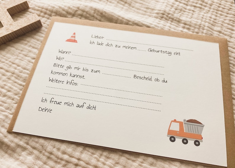 May include: A brown card with a construction cone and a truck illustration. The card has the text "Liebe/r Ich lade dich zu meinem...... Geburtstag ein! Bitte gib mir bis zum kommen kannst. Weitere Infos: Ich freue mich auf dich! Deinve Bescheid, ob du" written on it.