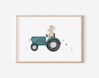 Puede incluir: Una ilustración de acuarela de un lindo ratón conduciendo un tractor azul con faros amarillos. El tractor está en un campo con hierba verde pequeña y tres abejas amarillas y negras volando detrás de él.