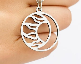 Silver Sol och Måne Celestial Halsband – Utskuren Halsmåne & Solflamma Hänge – Boho Smycken för Kvinnor