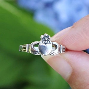 Sterling Silver Elegant Claddagh Ring | Symbol of Love, Loyalty & Friendship | Perfect Gift for Her