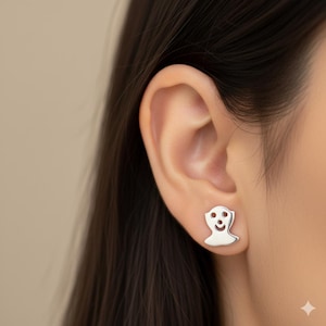 Sterling Silber Geist Ohrstecker | Süßer Halloween Schmuck | Minimalistische Geist Ohrringe | Kleine gruselige Ohrstecker | Geschenk für Sie