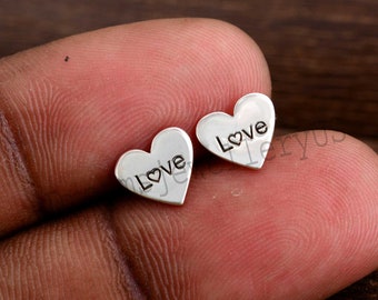 スターリングシルバーのラブハートスタッドピアス、ミニマリストジュエリー
