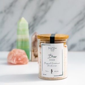 Könnte beinhalten: Ein Glasgefäß mit Bambusdeckel gefüllt mit Badesalz. Das Etikett lautet "Velvet Jade Creations est. 2021 Bliss Bath Soak Bergamot Sandalwood Frankincense Net 200g".