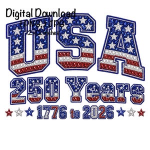 以下が含まれることがあります： 赤、白、青で「USA」の文字がキラキラしたデザイン。デザインには「250 Years」と「1776 to 2026」の日付も含まれています。デジタルダウンロード、30.48 x 30.48 cm。