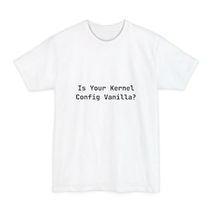 Puede incluir: Camiseta blanca con el texto negro "Is Your Kernel Config Vanilla?". La camiseta tiene cuello redondo y mangas cortas. El texto está centrado en la parte delantera de la camiseta.