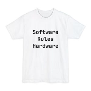 Könnte beinhalten: Ein weißes T-Shirt mit dem schwarzen Text "Software Rules Hardware" mittig auf der Vorderseite. Das T-Shirt hat einen Rundhalsausschnitt und kurze Ärmel. Der Stoff scheint ein weiches, leichtes Material zu sein.