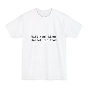 Puede incluir: Camiseta blanca con el texto negro "Will Hack Linux Kernel for Food" centrado en la parte delantera. La camiseta tiene cuello redondo y mangas cortas, adecuada para uso diario.