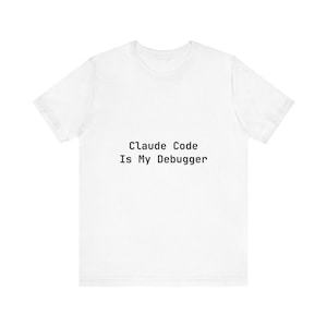 Könnte beinhalten: Weißes T-Shirt mit dem schwarzen Text "Claude Code Is My Debugger". Der Text ist mittig platziert. Das T-Shirt hat kurze Ärmel und einen Rundhalsausschnitt.