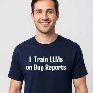 Peut inclure: Un t-shirt bleu marine avec le texte blanc "I Train LLMs on Bug Reports". Le t-shirt est porté par une personne souriant à la caméra.